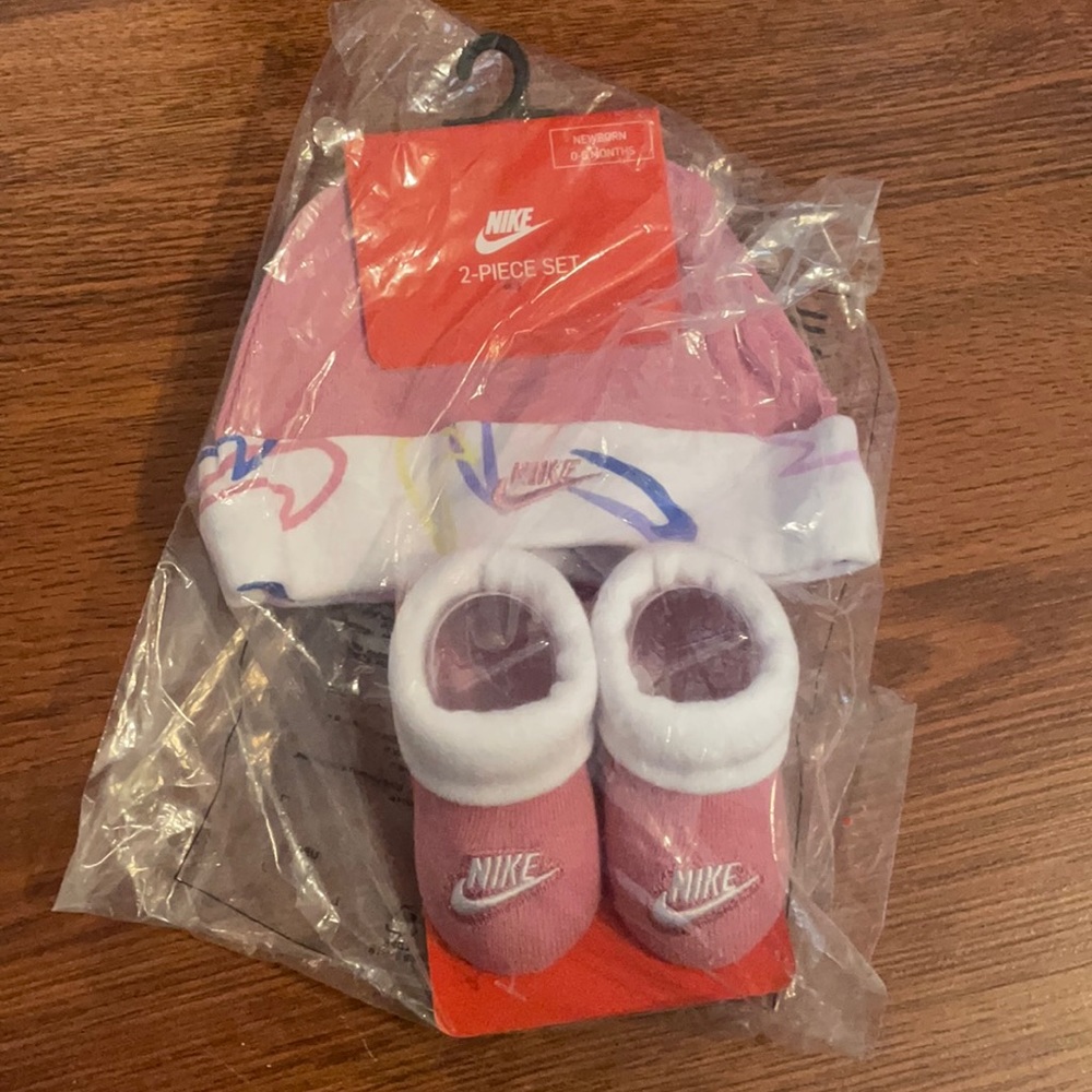 Nike 2-piece set hat and socks